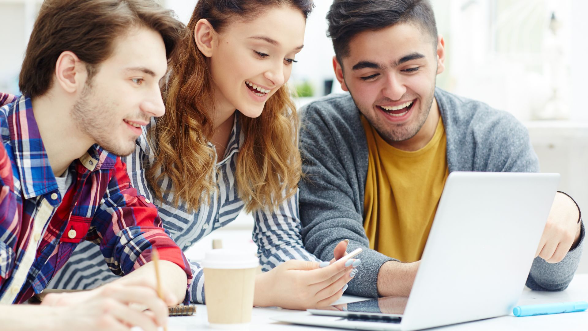 Equipo estudiando frente a un computador