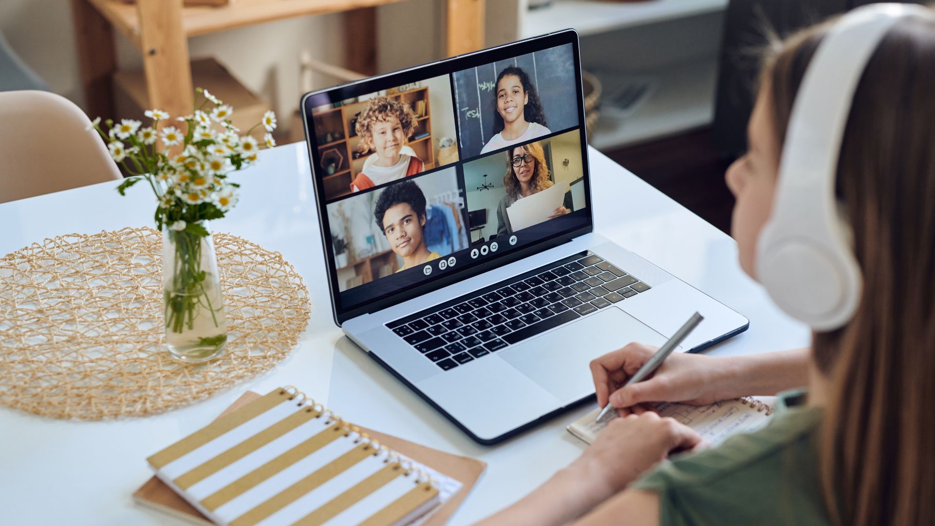 Estudiante en clase virtual de idiomas